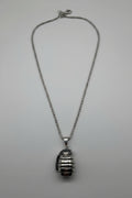 Bellum — collana con ciondolo granata 3D scultorea in acciaio argento su catena box, unisex