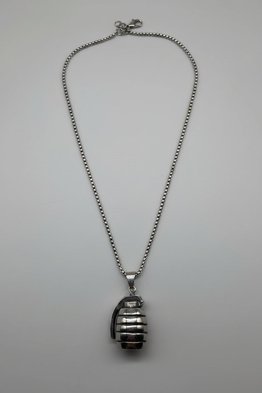 Bellum — collana con ciondolo granata 3D scultorea in acciaio argento su catena box, unisex