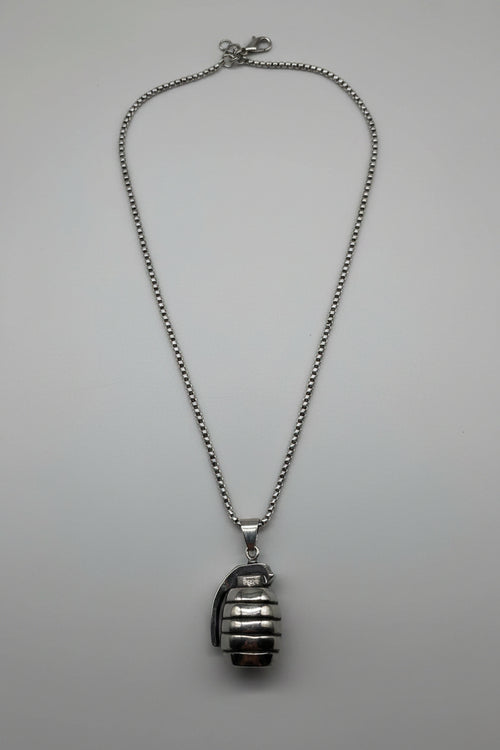 Bellum — collana con ciondolo granata 3D scultorea in acciaio argento su catena box, unisex
