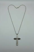 Crux Obscura — collana con grande croce incisa a righe parallele in acciaio scuro brunito su catena box, unisex