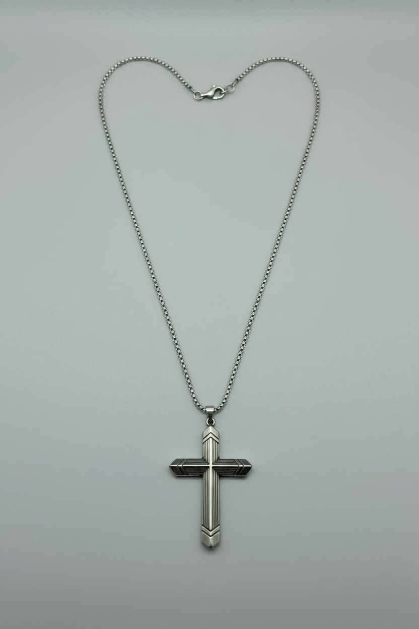 Crux Obscura — collana con grande croce incisa a righe parallele in acciaio scuro brunito su catena box, unisex