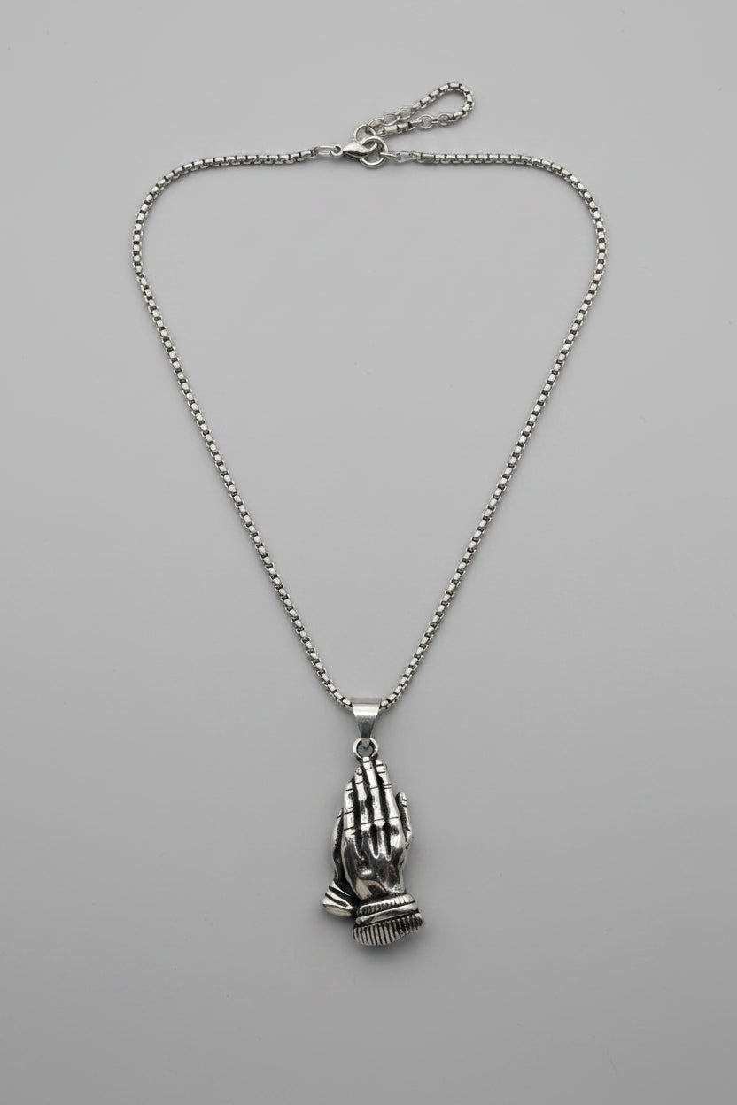 Ora et Labora — collana con ciondolo mani in preghiera 3D in acciaio scuro brunito su catena box, unisex