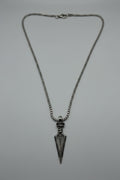Sagitta — collana con ciondolo pugnale a freccia in acciaio argento su catena box, unisex