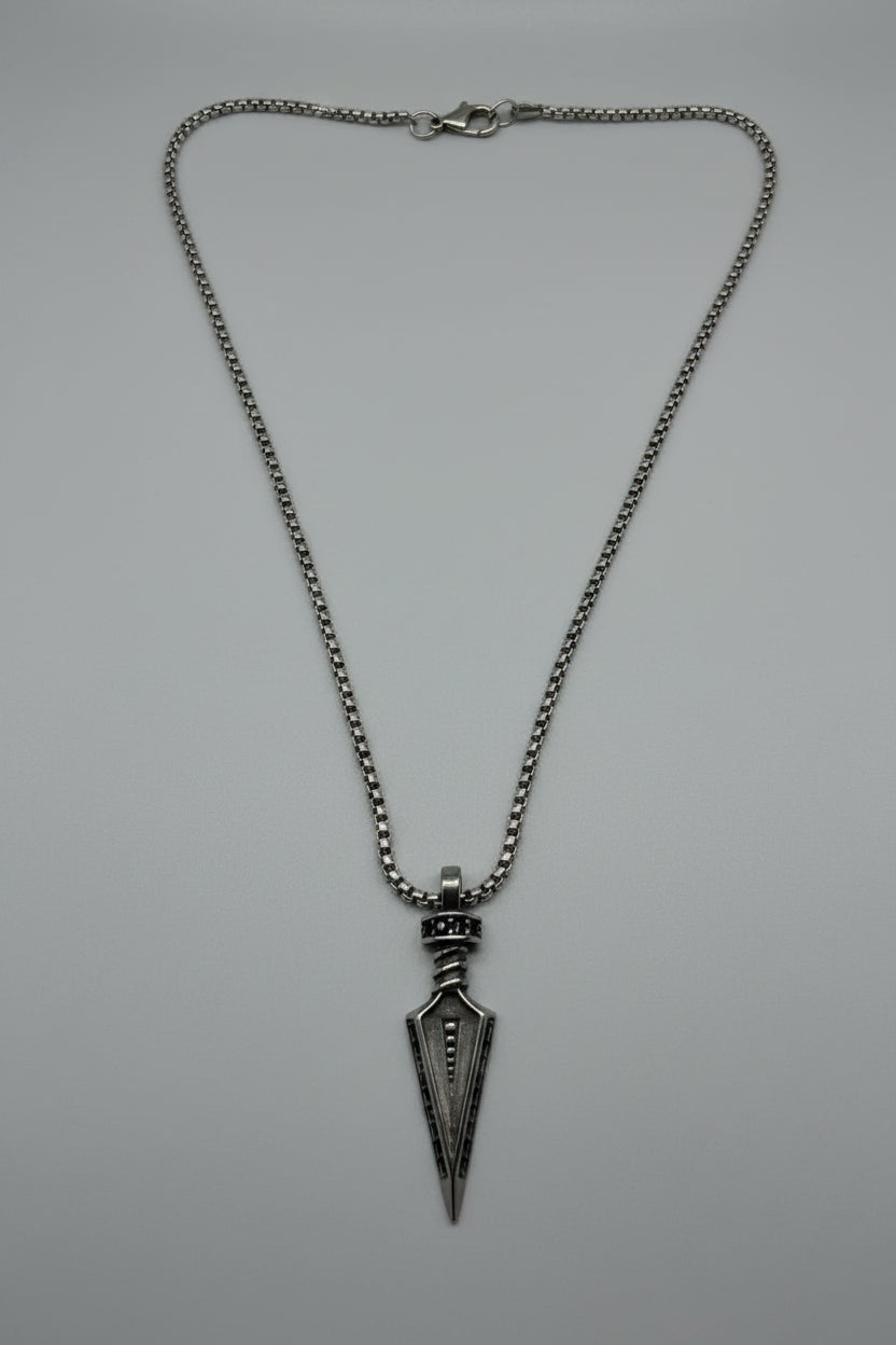 Sagitta — collana con ciondolo pugnale a freccia in acciaio argento su catena box, unisex