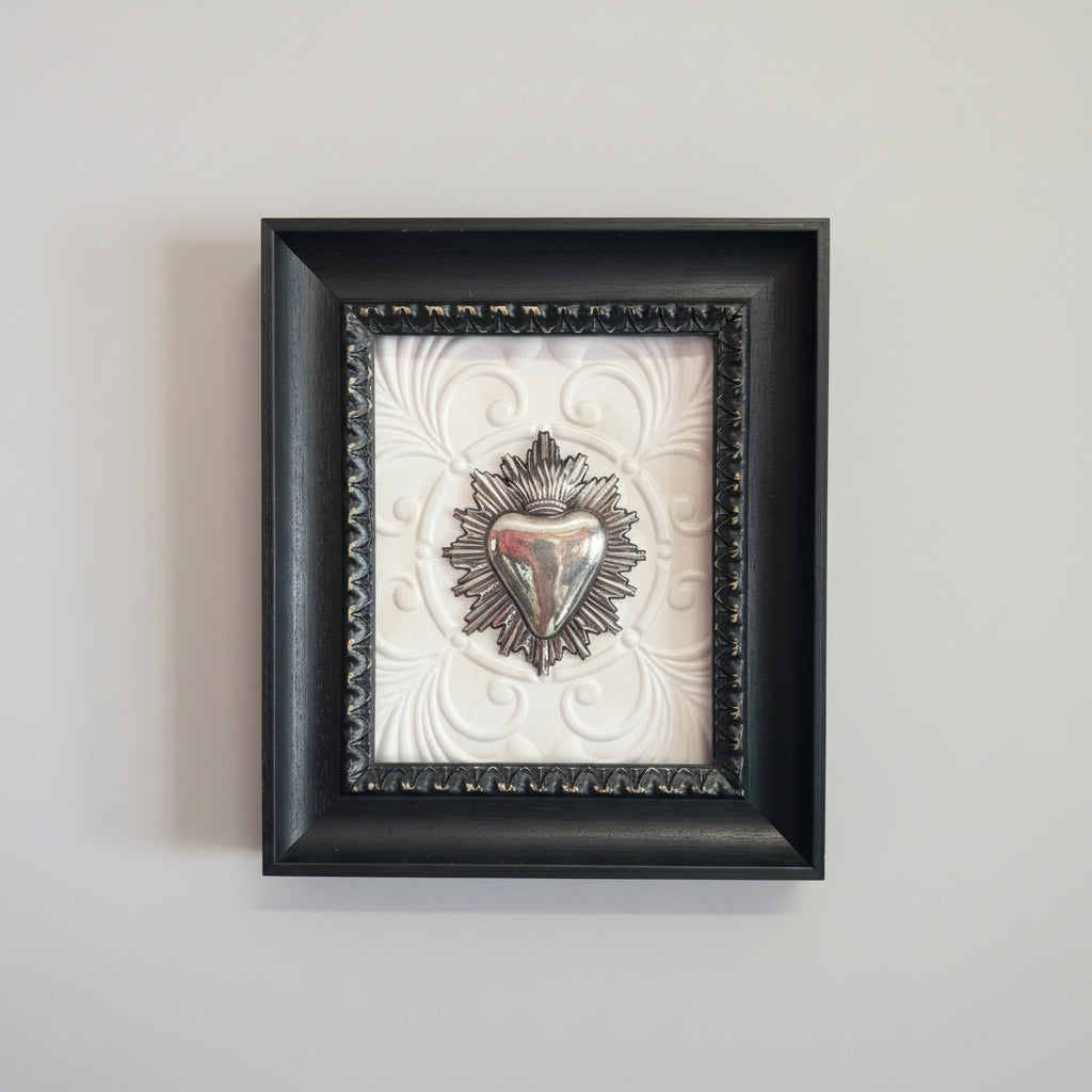 Serie Dark Wood - Quadro Ex Voto Sacro Cuore con Raggi su Sfondo Barocco Bianco 32x37
