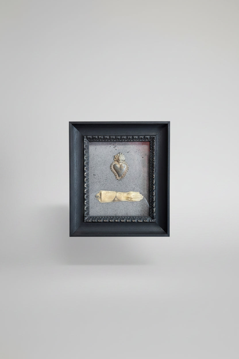 Serie Dark Wood - Quadro Ex Voto Sacro Cuore e Mano Antichi su Effetto Cemento 32x37