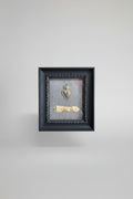 Serie Dark Wood - Quadro Ex Voto Sacro Cuore e Mano Antichi su Effetto Cemento 32x37