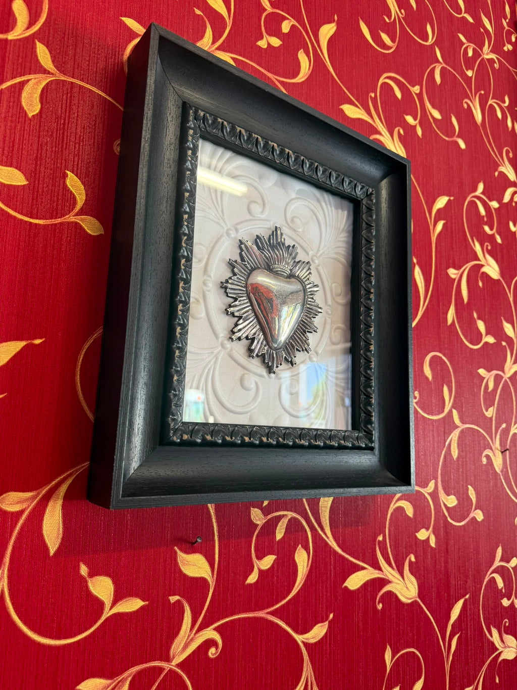 Serie Dark Wood - Quadro Ex Voto Sacro Cuore con Raggi su Sfondo Barocco Bianco 32x37