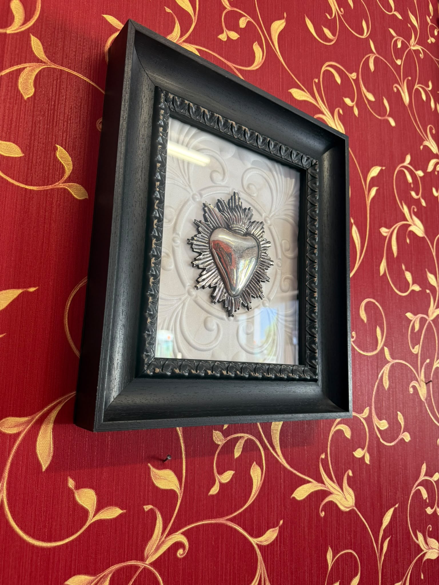 Serie Dark Wood - Quadro Ex Voto Sacro Cuore con Raggi su Sfondo Barocco Bianco 32x37
