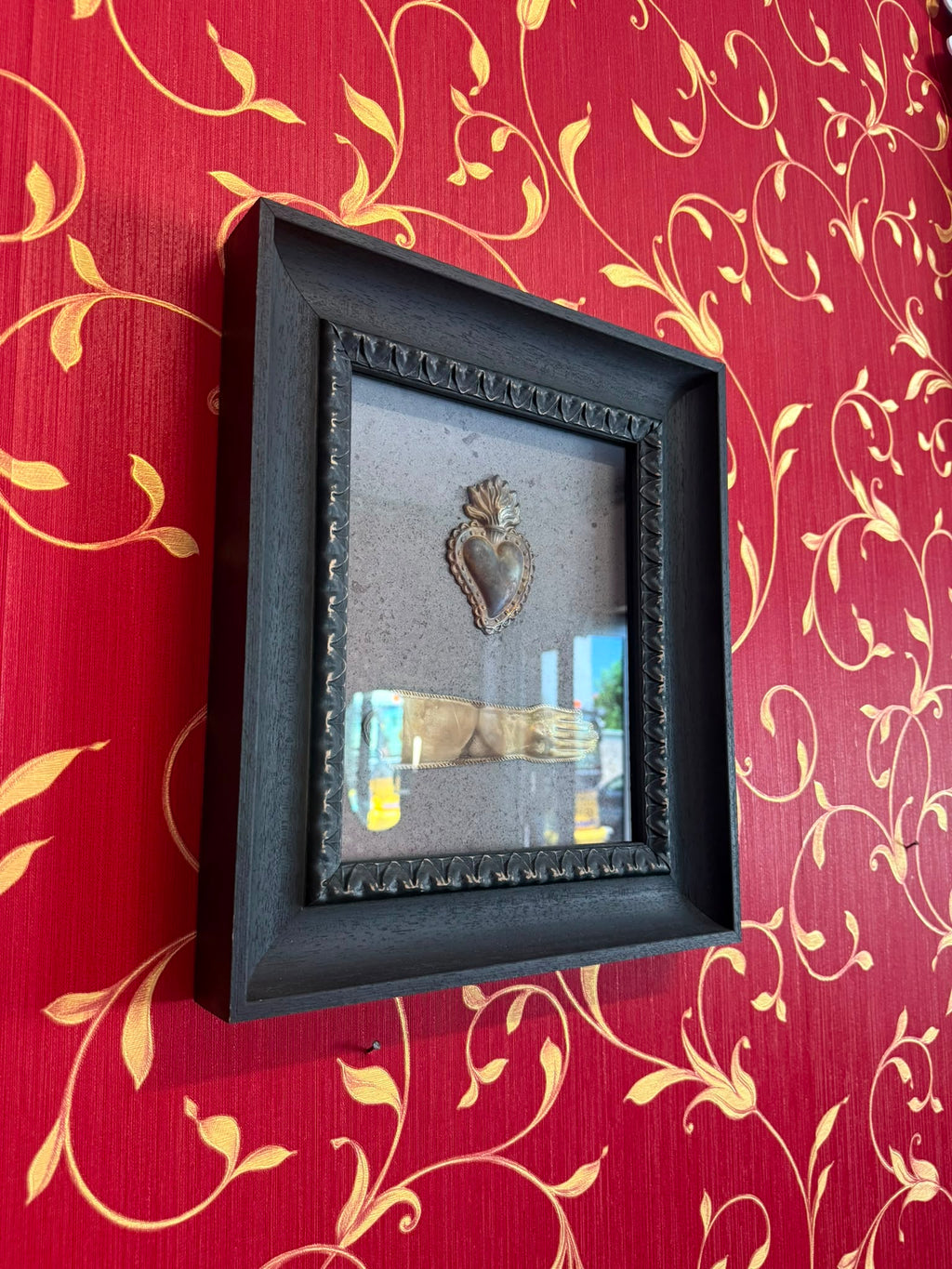Serie Dark Wood - Quadro Ex Voto Sacro Cuore e Mano Antichi su Effetto Cemento 32x37
