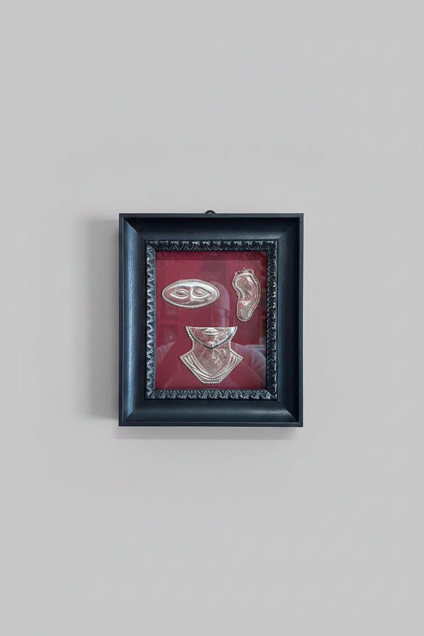 Serie Dark Wood - Quadro Ex Voto Non Vedo Non Sento Non Parlo su Ecopelle Bordeaux 32x37