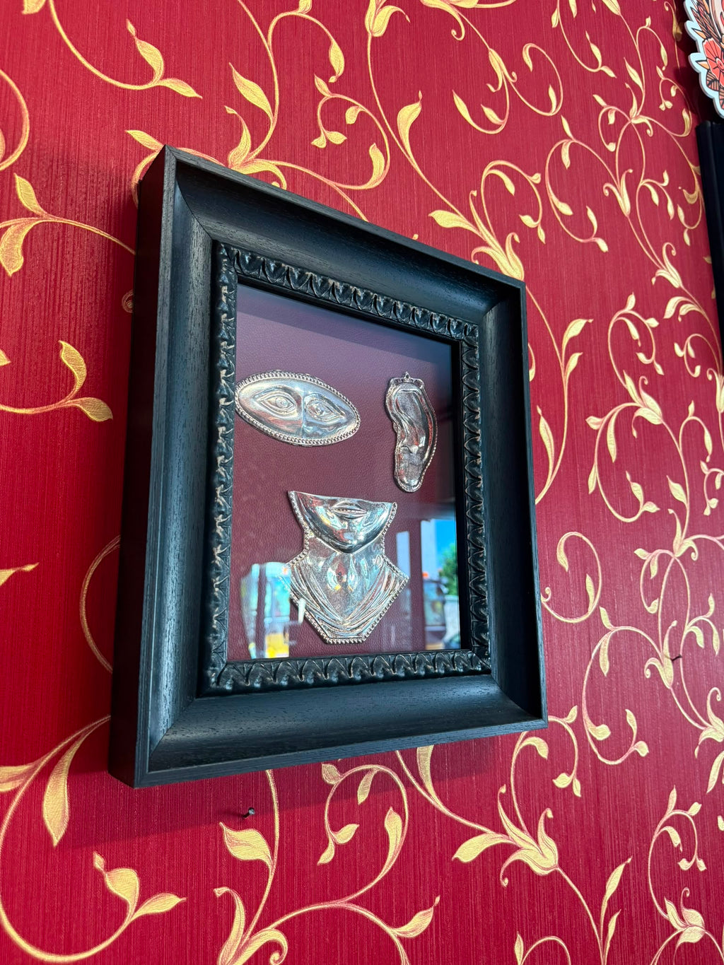 Serie Dark Wood - Quadro Ex Voto Non Vedo Non Sento Non Parlo su Ecopelle Bordeaux 32x37