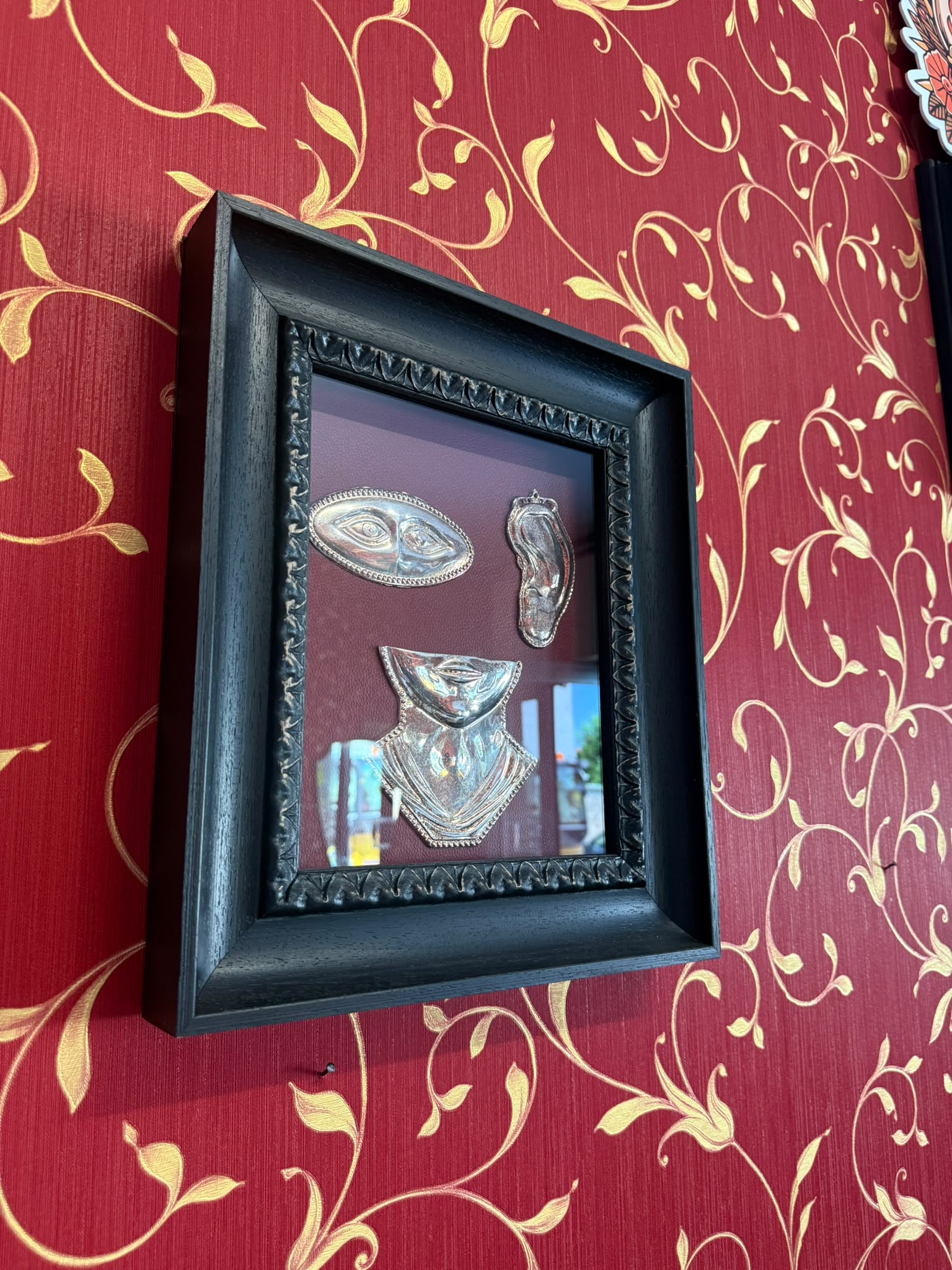 Serie Dark Wood - Quadro Ex Voto Non Vedo Non Sento Non Parlo su Ecopelle Bordeaux 32x37