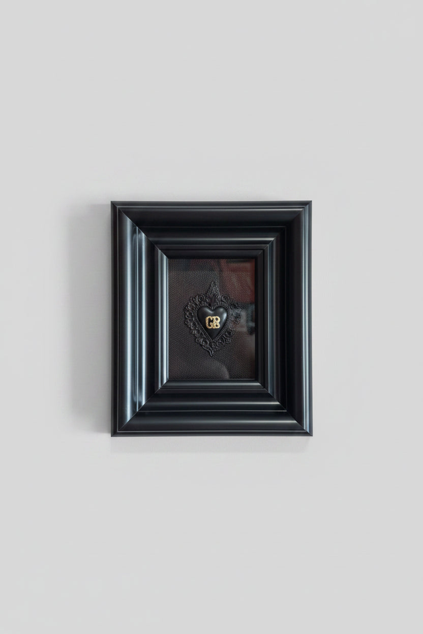 Serie Eclipse - Quadro Ex Voto Sacro Cuore Nero con Iscrizione GR su Sfondo Ecopelle Nera 25x30