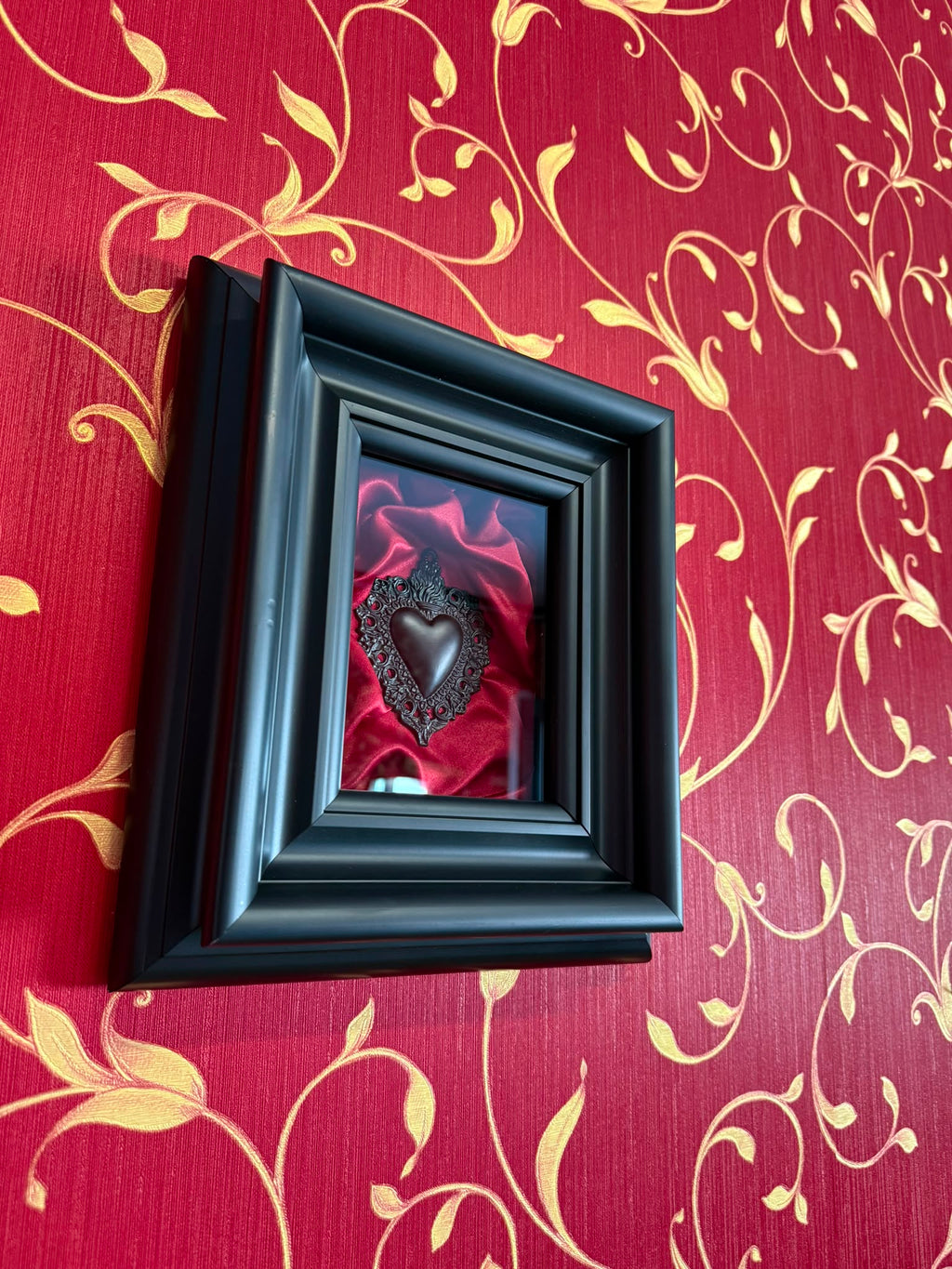 Serie Eclipse - Quadro Ex Voto Sacro Cuore Nero su Sfondo Raso Bordeaux 25x30