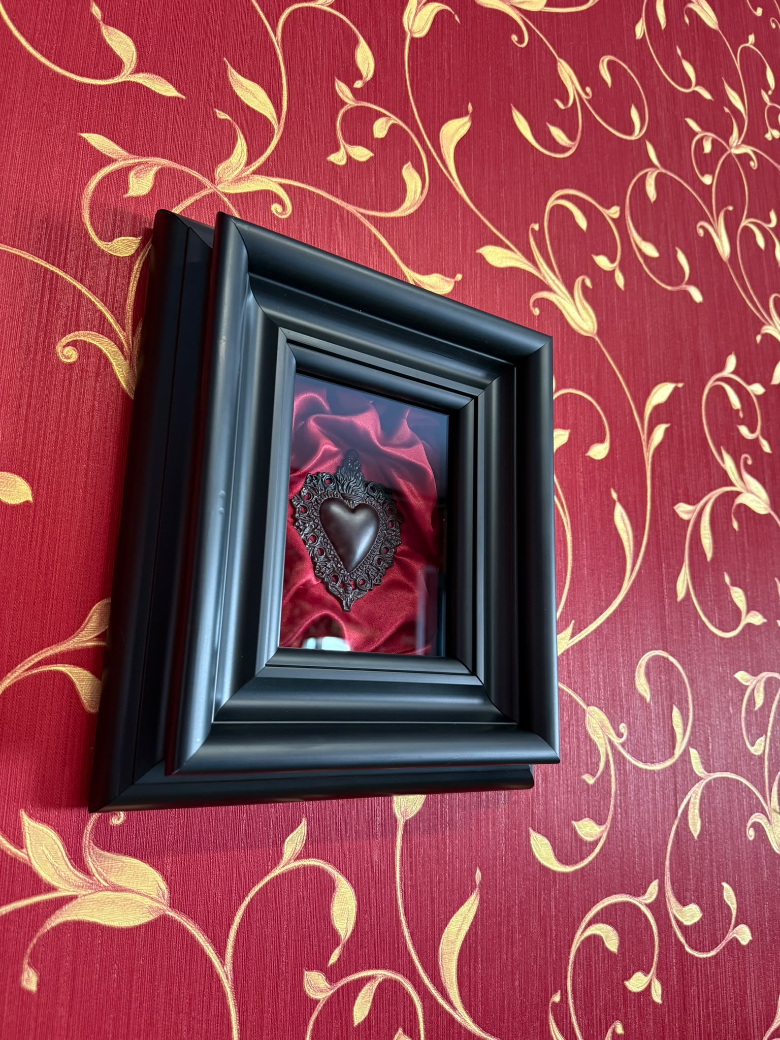 Serie Eclipse - Quadro Ex Voto Sacro Cuore Nero su Sfondo Raso Bordeaux 25x30