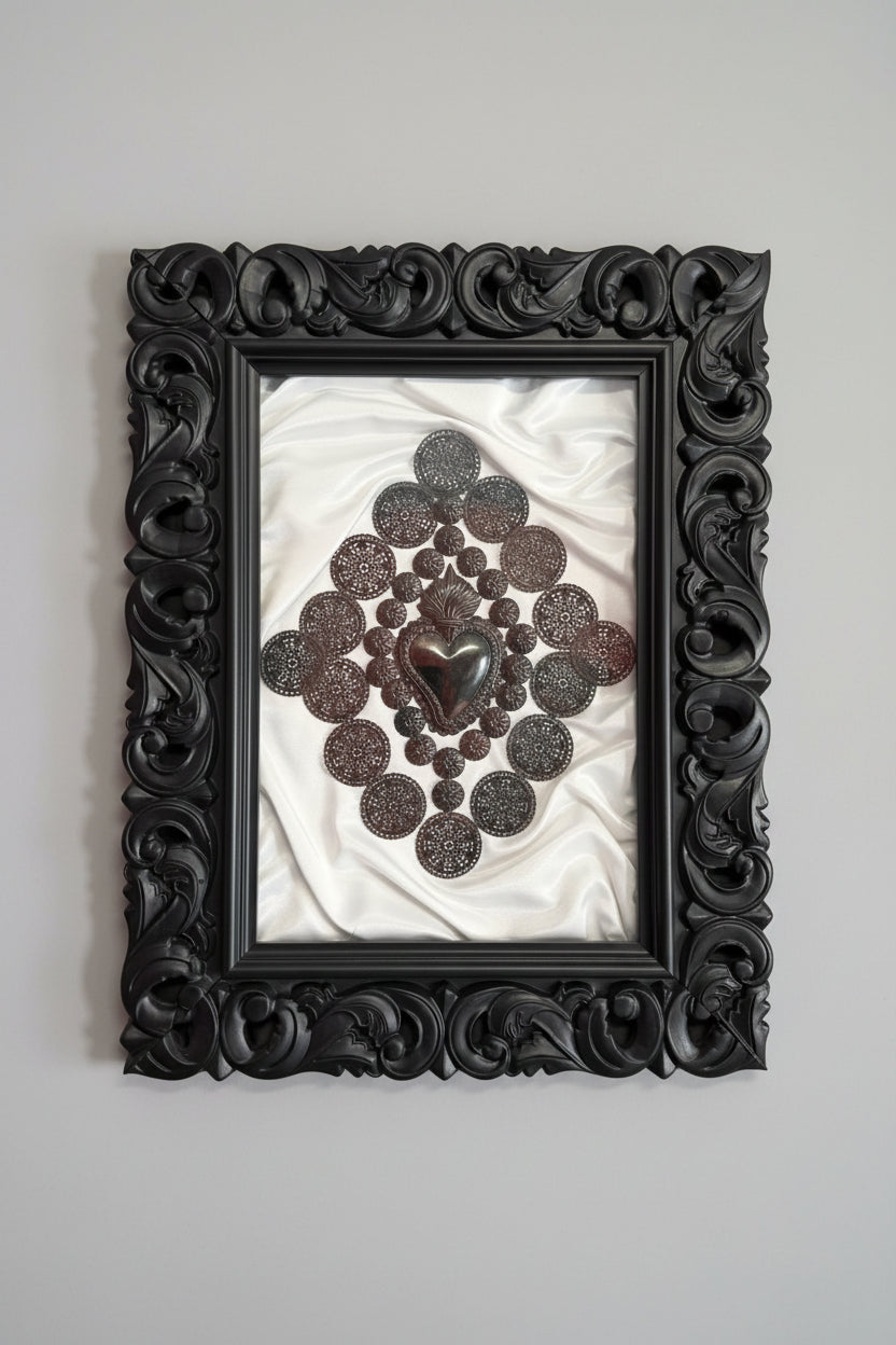 Quadro Sacro Cuore Interamente Lavorato a Mano su Sfondo Raso Bianco con Cornice Nera Lavorata e Traforata 56x72