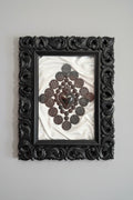 Quadro Sacro Cuore Interamente Lavorato a Mano su Sfondo Raso Bianco con Cornice Nera Lavorata e Traforata 56x72