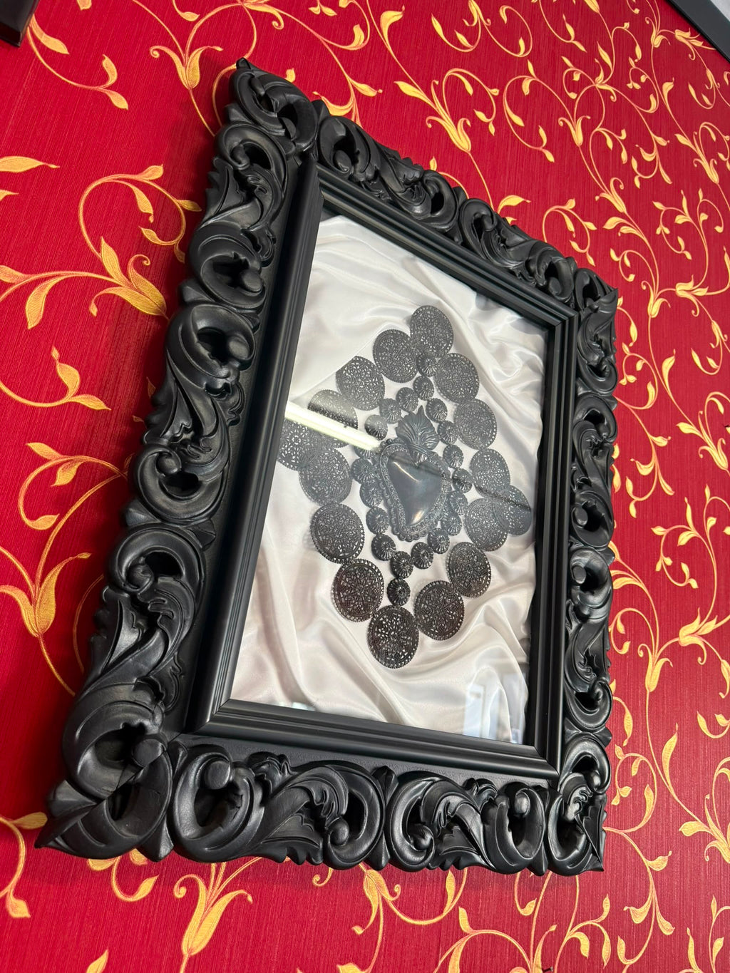 Quadro Sacro Cuore Interamente Lavorato a Mano su Sfondo Raso Bianco con Cornice Nera Lavorata e Traforata 56x72