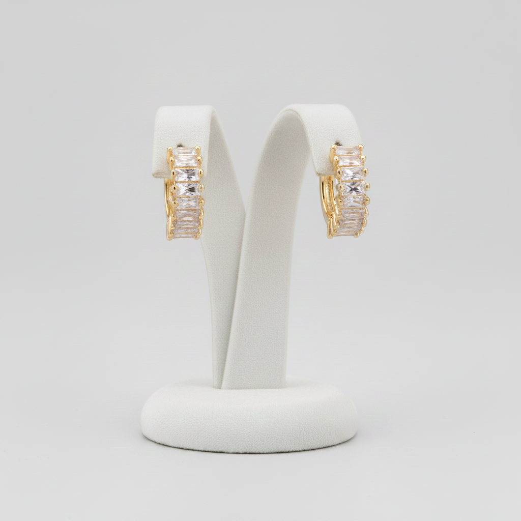 Lux Hoop — Orecchini a Cerchio con Cristalli Baguette sulla Parte Frontale in Acciaio Dorato