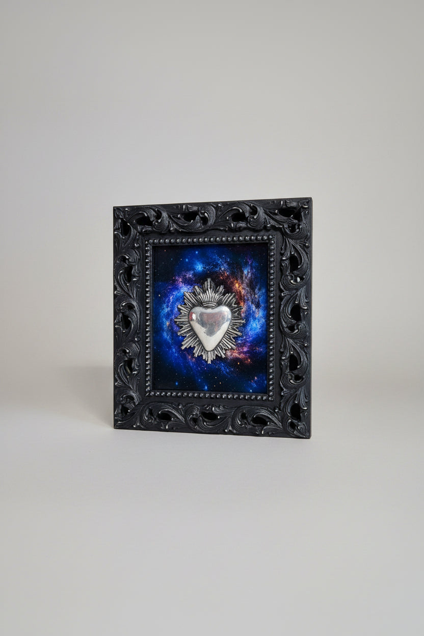 Serie Nebula Sacra - Quadro Ex Voto Sacro Cuore con Raggi su Stampa Galassia su Plexiglass 34x39