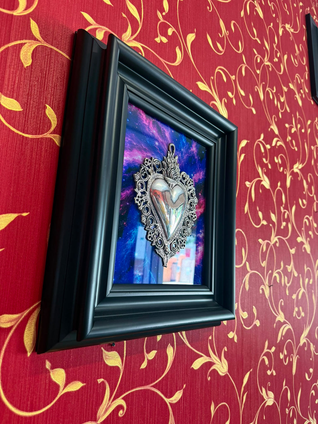 Serie Nebula Sacra - Quadro Ex Voto Sacro Cuore su Stampa Galassia su Plexiglass con Cornice Nera Liscia 34x39