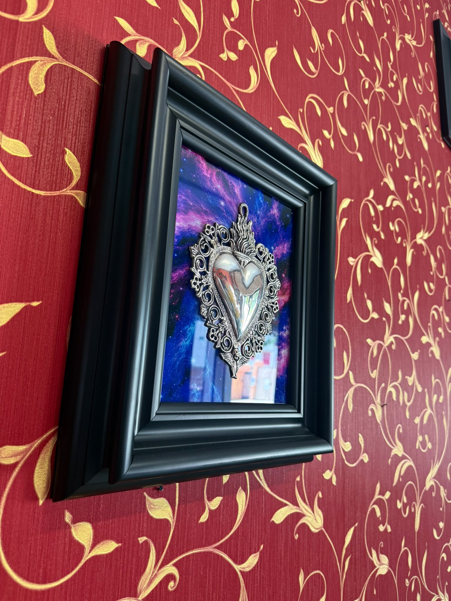 Serie Nebula Sacra - Quadro Ex Voto Sacro Cuore su Stampa Galassia su Plexiglass con Cornice Nera Liscia 34x39