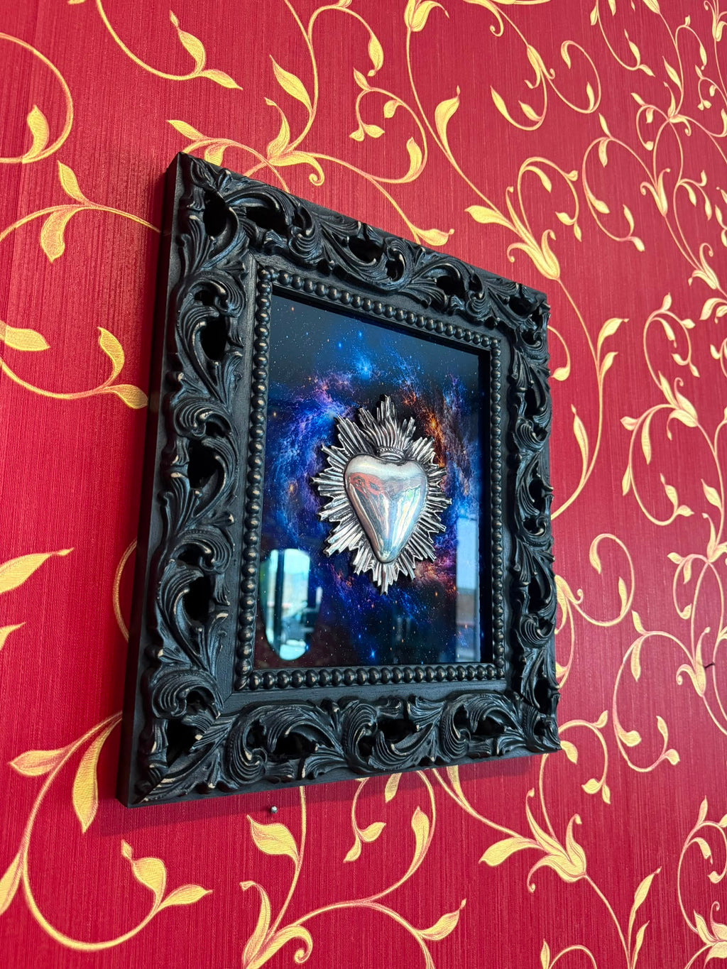 Serie Nebula Sacra - Quadro Ex Voto Sacro Cuore con Raggi su Stampa Galassia su Plexiglass 34x39