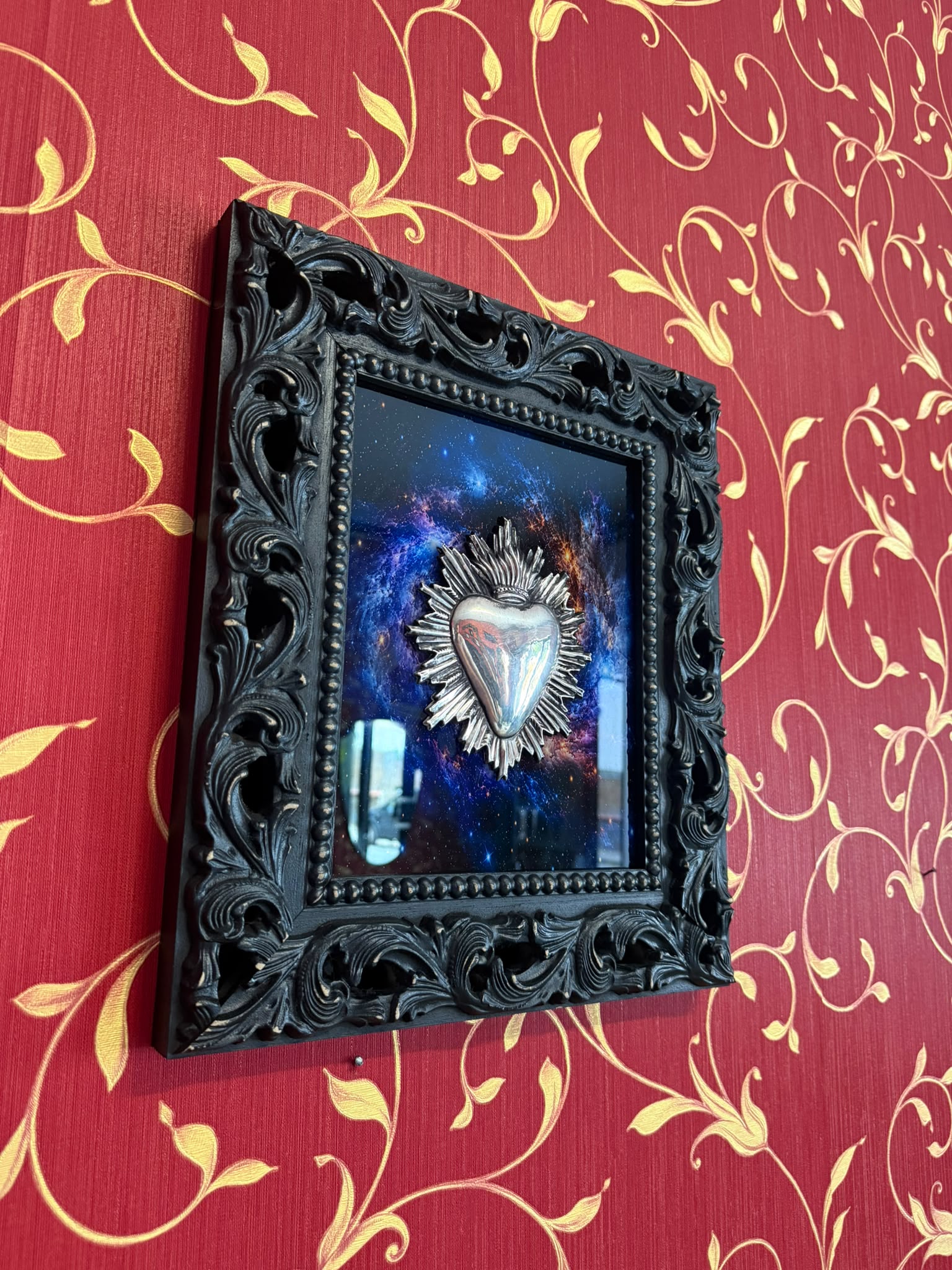 Serie Nebula Sacra - Quadro Ex Voto Sacro Cuore con Raggi su Stampa Galassia su Plexiglass 34x39