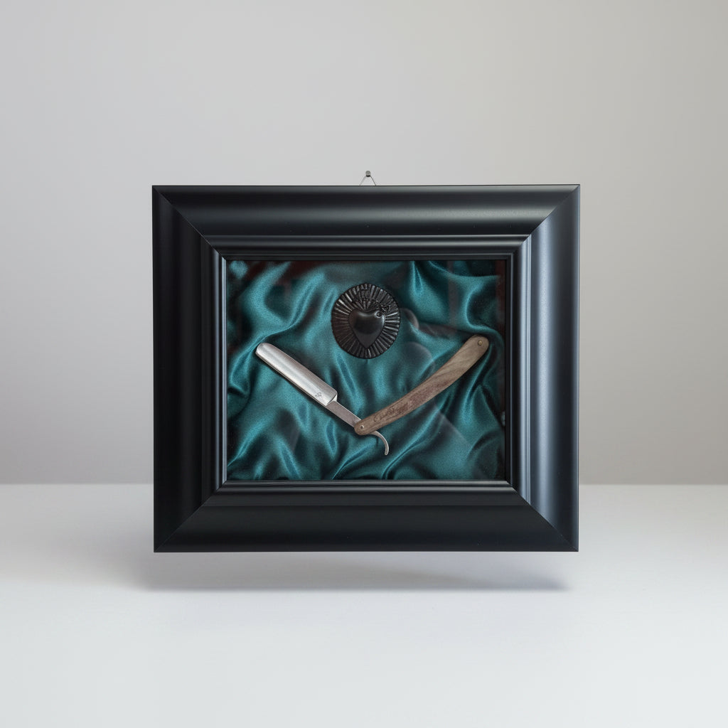 Serie Noir Essence - Quadro Rasoio Antico e Sacro Cuore Nero Raggiante su Sfondo Raso Verde Barberia 33x39