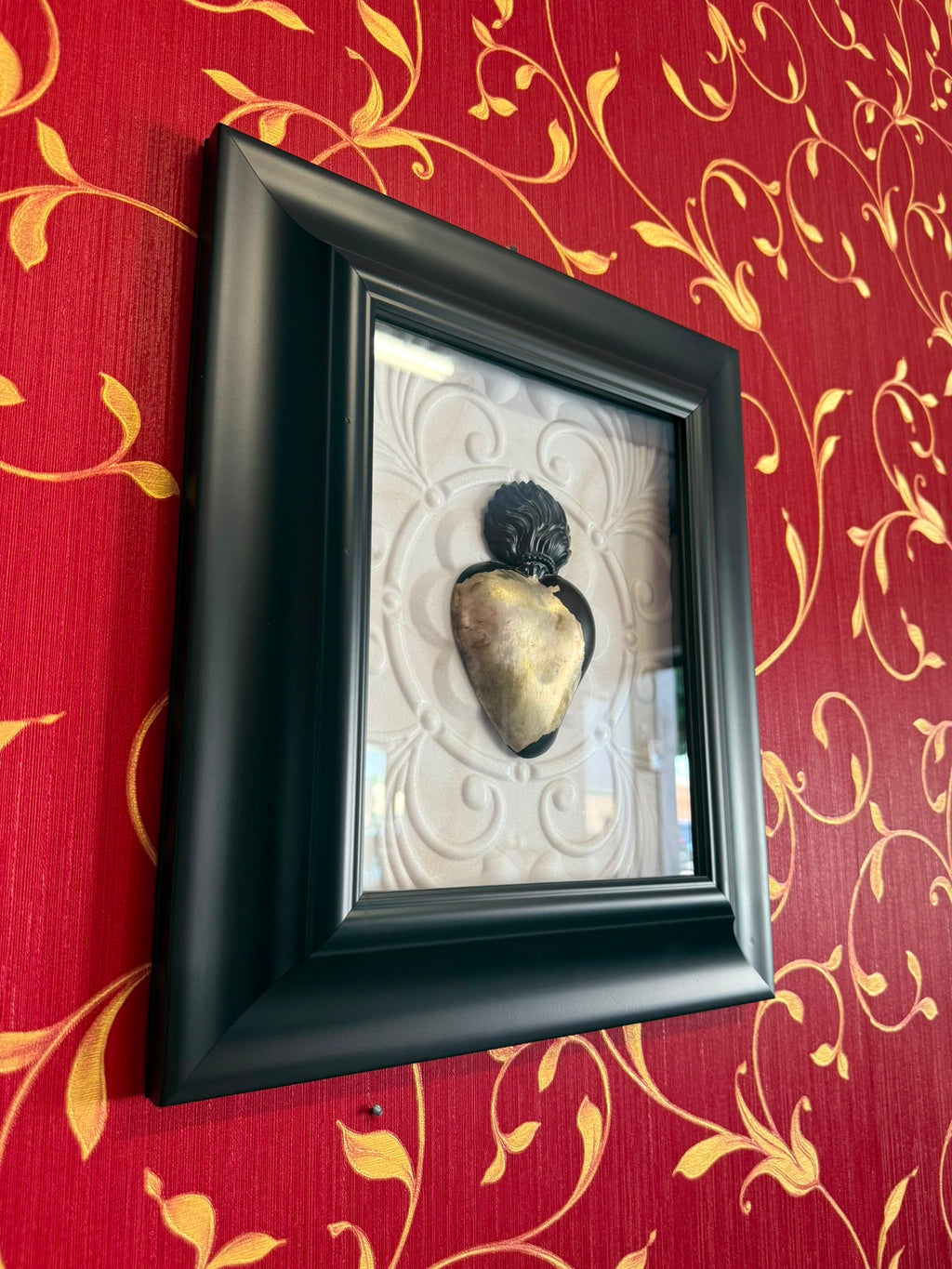 Serie Noir Essence - Quadro Sacro Cuore con Pittura Scrostata su Sfondo Barocco con Rialzi 33x39