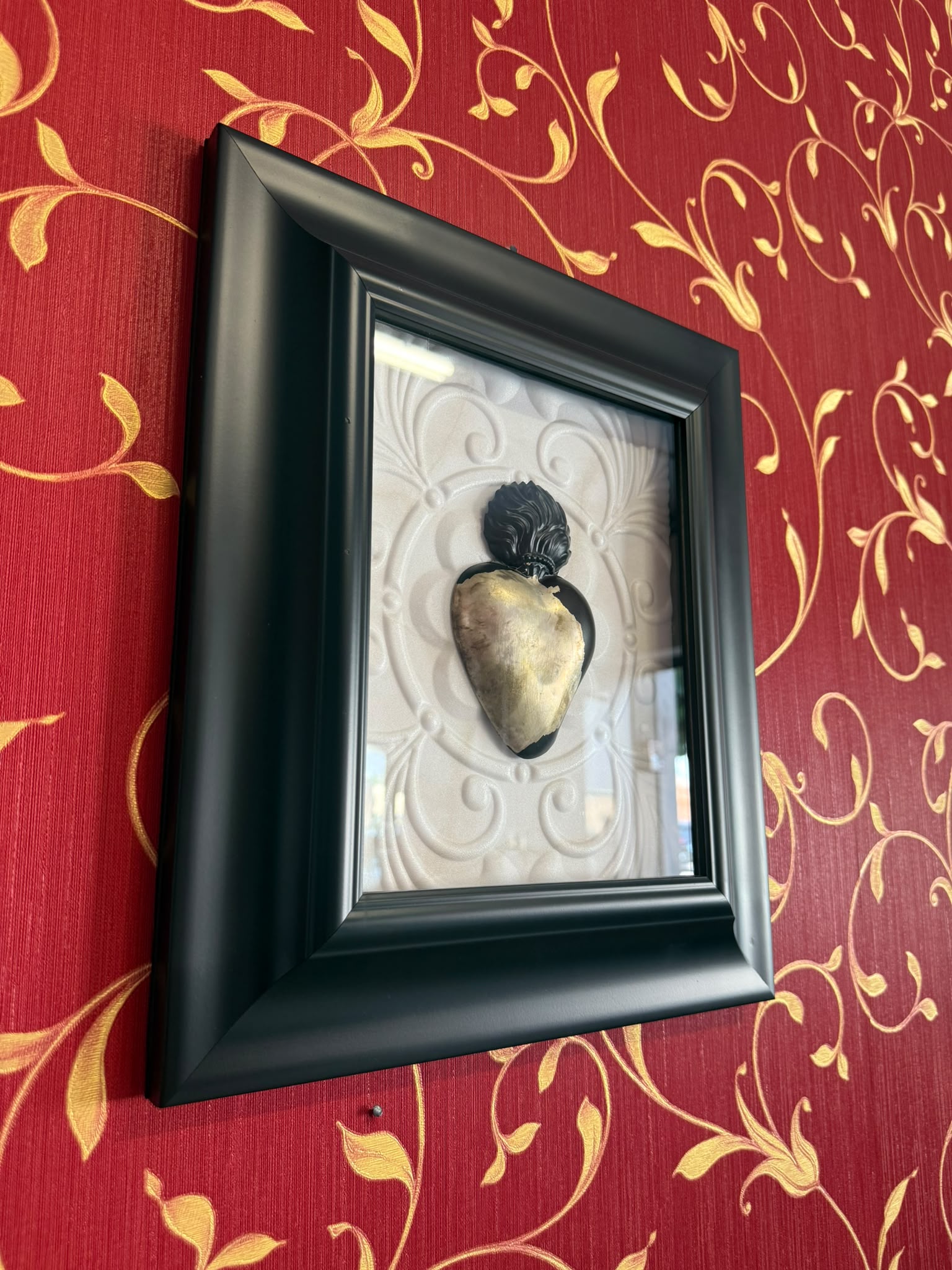 Serie Noir Essence - Quadro Sacro Cuore con Pittura Scrostata su Sfondo Barocco con Rialzi 33x39