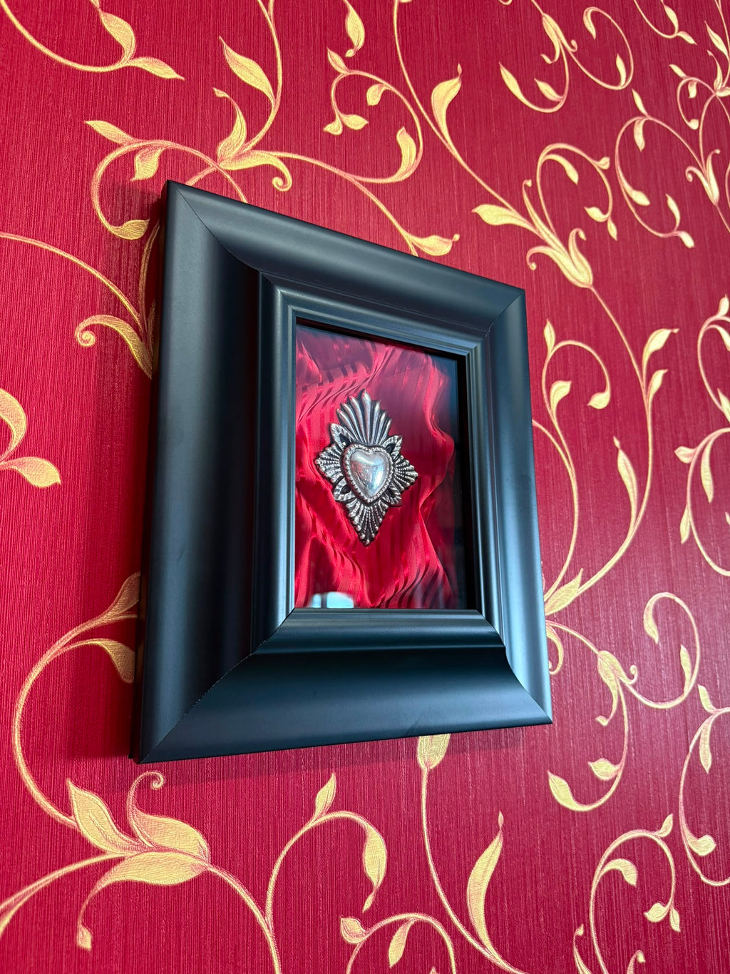 Serie Noir Essence - Quadro Sacro Cuore Lavorato su Sfondo Raso a Righe Rosso su Rosso 25x30