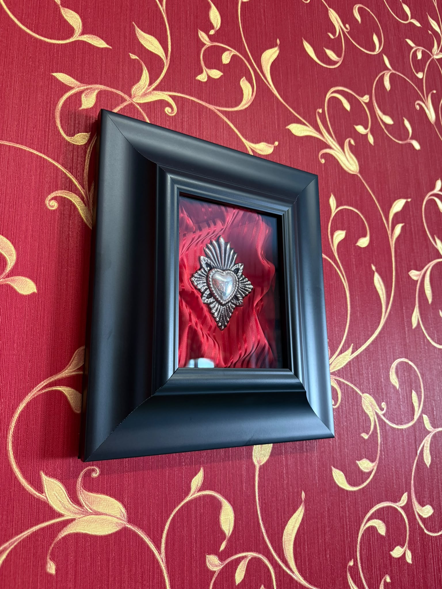 Serie Noir Essence - Quadro Sacro Cuore Lavorato su Sfondo Raso a Righe Rosso su Rosso 25x30
