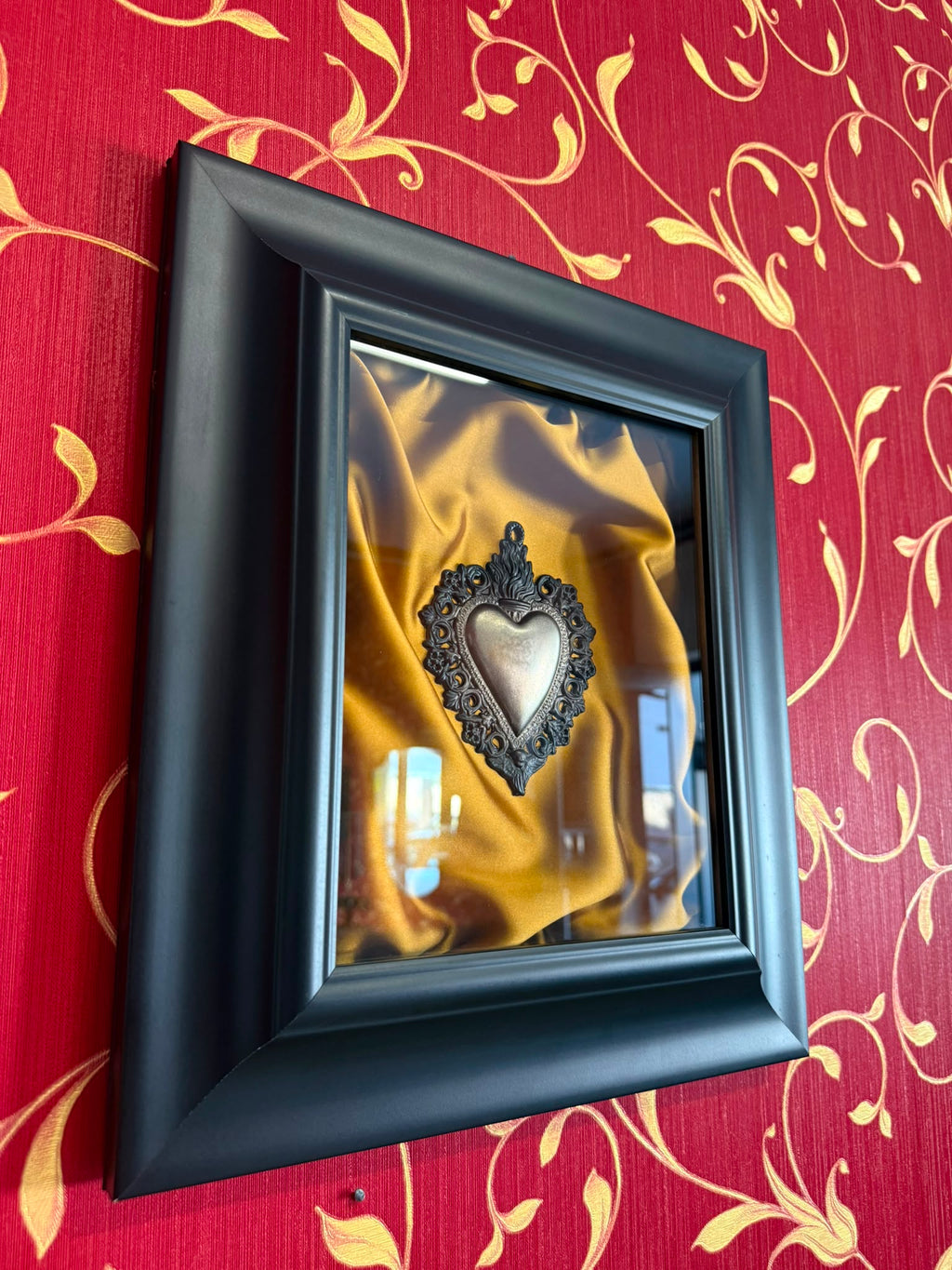 Serie Noir Essence - Quadro Sacro Cuore con Rifinitura in Giro Nera su Sfondo Raso Giallo Oro 33x39
