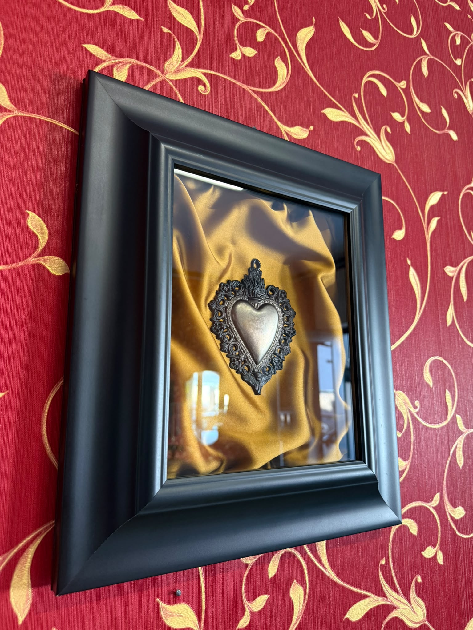 Serie Noir Essence - Quadro Sacro Cuore con Rifinitura in Giro Nera su Sfondo Raso Giallo Oro 33x39
