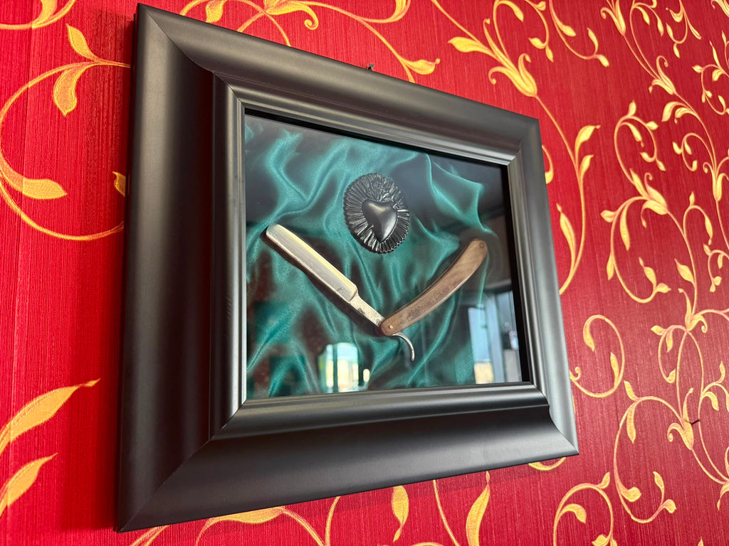 Serie Noir Essence - Quadro Rasoio Antico e Sacro Cuore Nero Raggiante su Sfondo Raso Verde Barberia 33x39