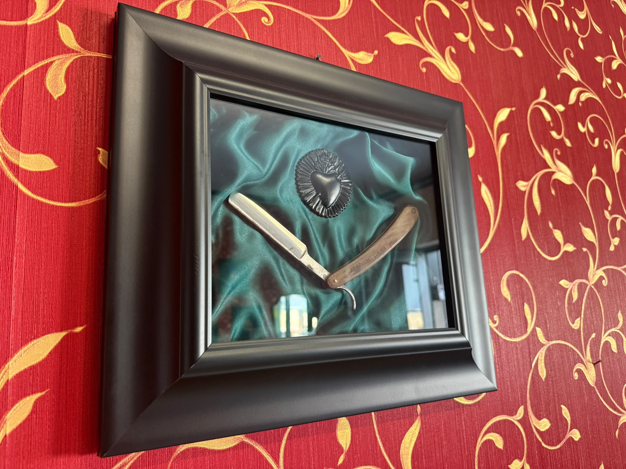 Serie Noir Essence - Quadro Rasoio Antico e Sacro Cuore Nero Raggiante su Sfondo Raso Verde Barberia 33x39