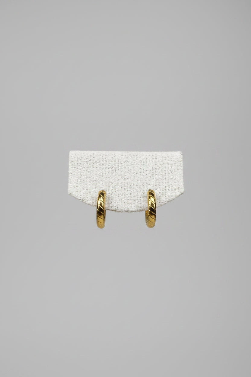 Orbis Tortus — orecchini a cerchio huggie con incisione a torsione diagonale 13mm in acciaio placcato oro, coppia