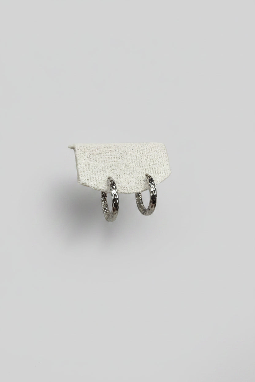 Orbis Caelatus — orecchini a cerchio huggie martellato 19mm in acciaio argento, coppia