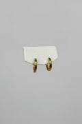 Orbis Aureus — orecchini a cerchio huggie martellato 16mm in acciaio placcato oro, coppia