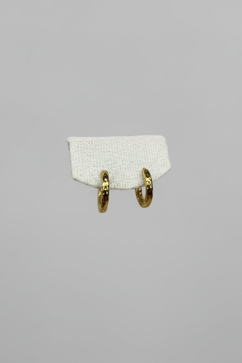 Orbis Aureus — orecchini a cerchio huggie martellato 16mm in acciaio placcato oro, coppia
