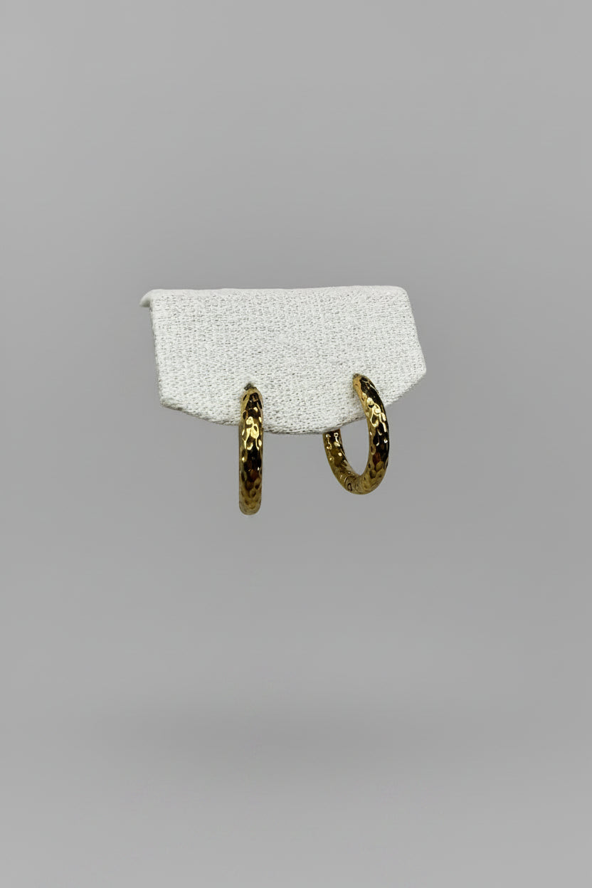 Orbis Aureus — orecchini a cerchio huggie martellato 19mm in acciaio placcato oro, coppia