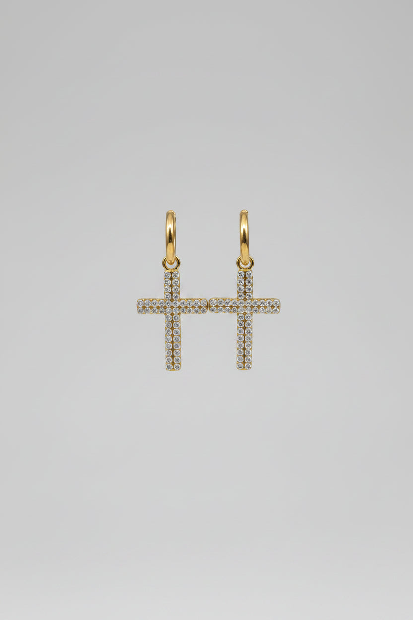 Crux Pavé Hoop — orecchini a cerchio huggie oro con croce pavé brillantini pendente, coppia