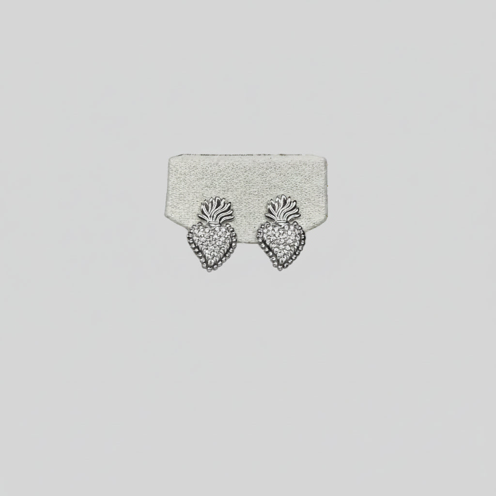 Cor Ignis Pavé — orecchini a lobo cuore sacro pavé con brillantini e fiamme in acciaio argento, coppia