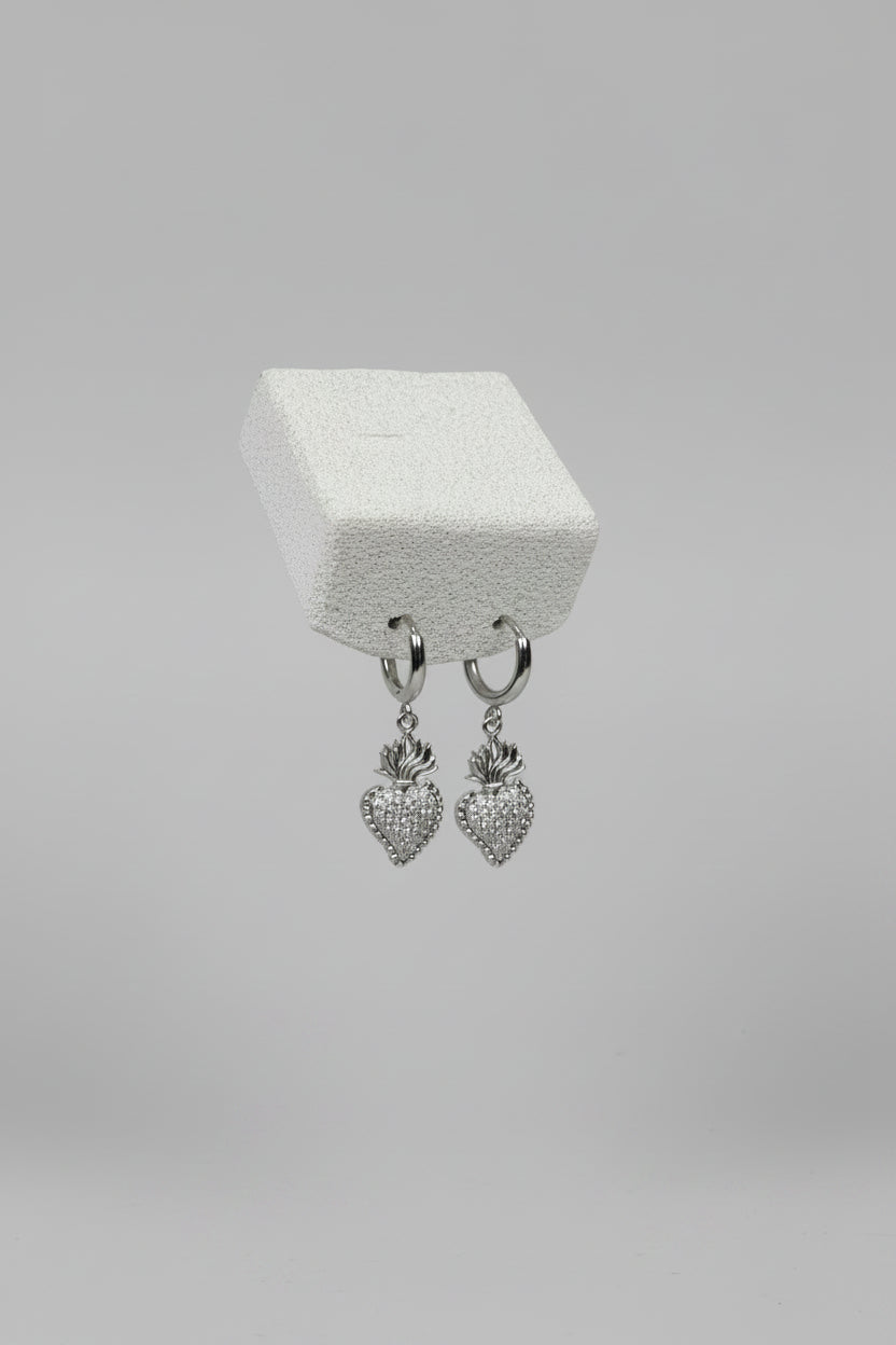 Cor Ignis Hoop — orecchini a cerchio huggie con cuore sacro pavé pendente in acciaio argento, coppia