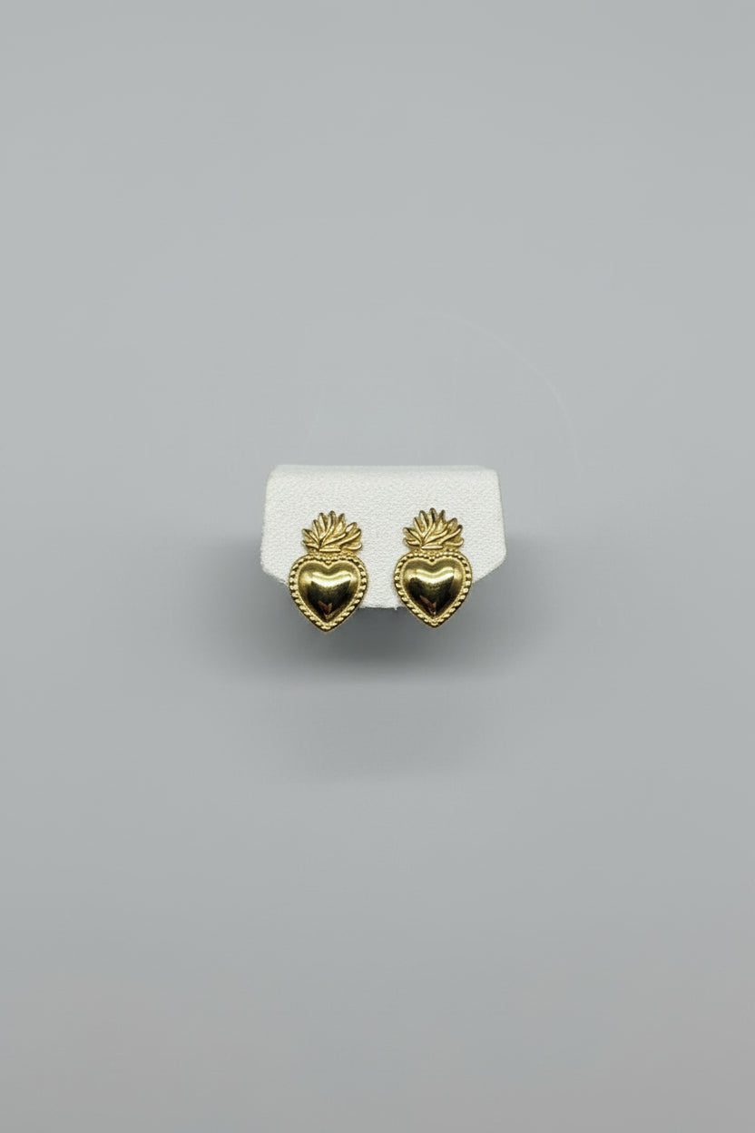Cor Ignis Gold — orecchini a lobo cuore sacro con fiamme in acciaio dorato, coppia