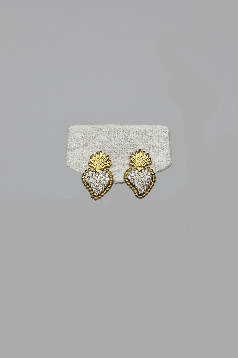 Cor Ignis Pavé Gold — orecchini a lobo cuore sacro pavé con brillantini e fiamme in acciaio dorato, coppia