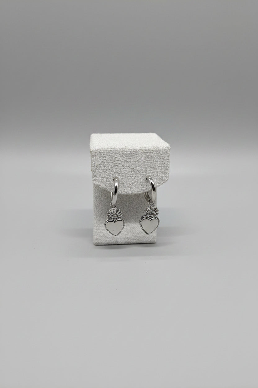 Cor Ignis Hoop Noir — orecchini a cerchio huggie con cuore sacro liscio pendente in acciaio , coppia