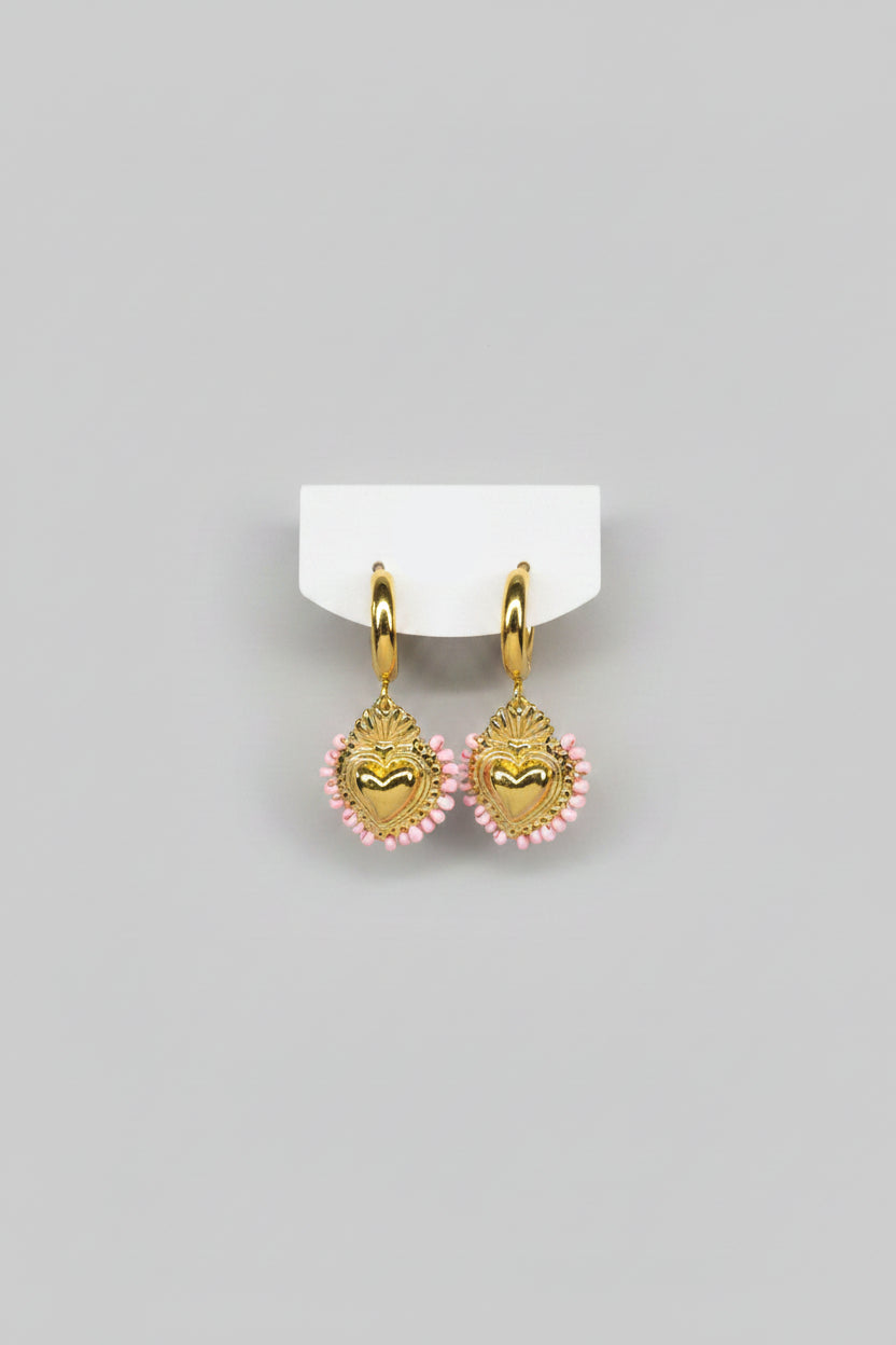 Cor Rosae — orecchini a cerchio huggie oro con cuore sacro dorato e bordino di perline rosa pendente, coppia